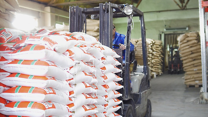 포토 JPG 해외이미지 남자 실내 한명 상반신 앞모습 쌓기 장비 짐차 지게차 물류창고 남자한명만 해외202008 해외포토 1 뷰포인트 모션 자동차 사람 내부 중장비 창고 남자만 파일형식