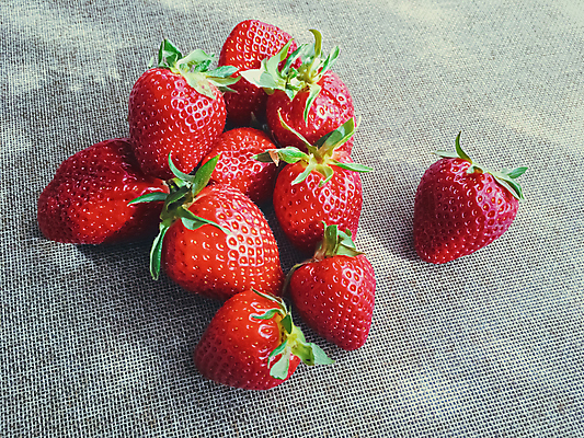 포토 JPG 해외이미지 딸기 사람없음 하이앵글 회색 해외202008 해외포토 뷰포인트 컬러 과일 파일형식