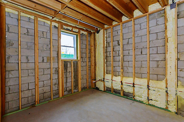 포토 JPG 해외이미지 산업 벽 캐나다 주택 프레임 실내 사람없음 내부 건물 목재 미국 거품 건설현장 에너지 업무 수리 천 천장 뼈대 지하 개발 설치 지하실 콘크리트 해외202008 해외포토 나무 건축물 북아메리카 재료 건설업 직물 작업 파일형식