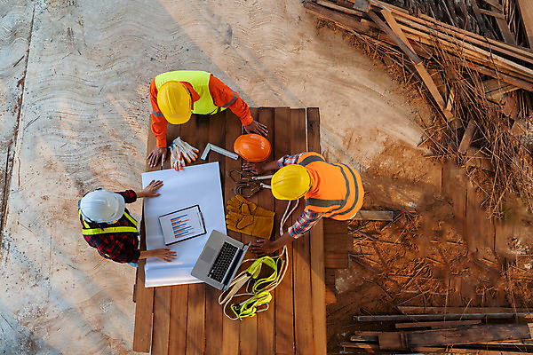 포토 JPG 해외이미지 직업 산업 비즈니스 건축양식 협력 노동자 안전 사람 성인 건물 세명 장비 건설현장 업무 엔지니어 재산 감독 연결 헬멧 건축가 토론 땅 동료 확인 상업 청사진 공학 감탄 개발 건축업자 계약자 제어 철강 콘크리트 프로젝트 해외202008 해외포토 건축물 교육 건축 관계 건설업 금융 작업 기술자 보호장비 계약 파일형식