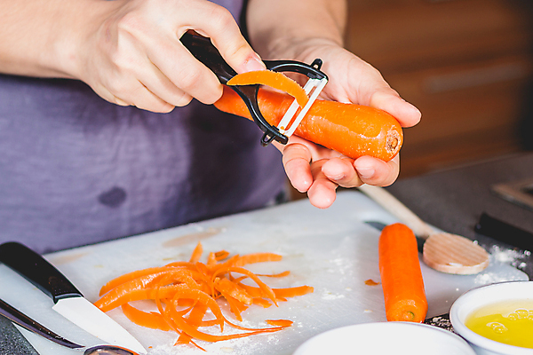 포토 JPG 해외이미지 손 음식 조각 백그라운드 다이어트 채소 오렌지 재료 자연 탁자 건강 손잡이 요리 사람없음 빨간색 초록색 주방 요리사 식사 당근 샐러드 흰색 신선 도자기 그룹 칼날 칼 자르기 준비 유기농 날것 슬라이스 내추럴 점심식사 고립 채식주의자 비건 맛있는 해외202008 해외포토 직업 웰빙 컬러 가구 과일 모션 뿌리채소 신체부위 생태계 채식 파일형식