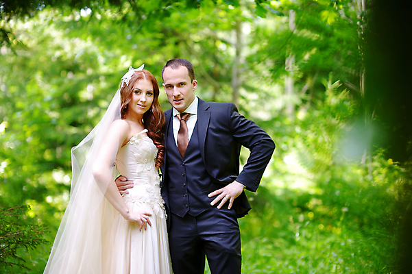 포토 JPG 해외이미지 주간 커플 공원 여자 남자 신부 결혼 결혼식 정장 턱시도 성인 야외 두명 옆모습 성인만 해외202008 해외포토 자연요소 옷 공공시설 뷰포인트 관계 사람 이벤트 파일형식