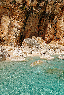 포토 JPG 해외이미지 구름 모래 파도 바다 섬 여행 자연 하늘 휴가 풍경 해변 사람없음 물 여름 파란색 햇빛 맑음 이탈리아 전원 만 지중해 에메랄드 암초 터키석 파라다이스 해외202008 해외포토 자연요소 계절 유럽 컬러 날씨 태양 전기에너지 보석 생태계 파일형식