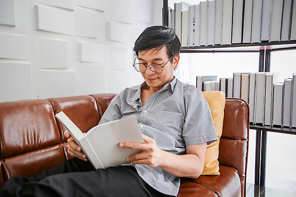 포토 JPG 해외이미지 라이프스타일 응시 남자 행복 종이 얼굴 거실 창문 유리 휴식 주택 실내 한명 사람 앉기 동양인 성인 내부 책 소파 침실 방 침대 뉴스 잡지 스마트 읽기 페이지 리빙 돌봄 스타일 해외202008 해외포토 1 시선 감정 가구 컨셉 의자 모션 재질 인종 건물 생활 신체부위 간행물 파일형식