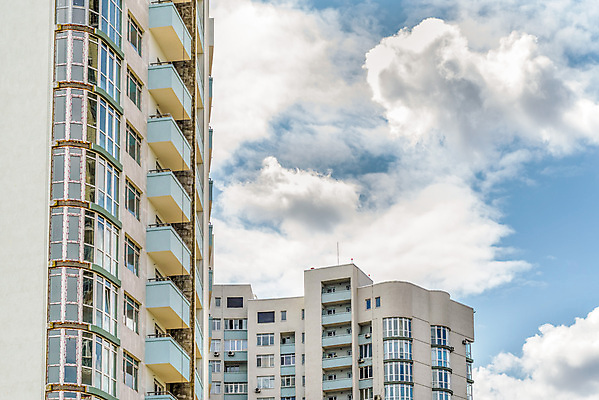 포토 JPG 해외이미지 구름 외관 건축양식 창문 하늘 부동산 날씨 아파트 주택 사람없음 야외 건물 여름 도시 재산 플랫 정상 폭풍 타운 주거지 진짜 폭풍우 효과 해외202008 해외포토 자연요소 건축물 계절 건축 금융 비_날씨 자연재해 파일형식