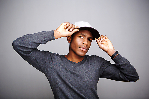 포토 JPG 해외이미지 모델 모자 1 라이프스타일 응시 남자 얼굴 벽 백그라운드 휴식 한명 사람 성인 가로 머리 유행 우주 검은색 회색 표현 잡기 자신감 시원함 명상 노려봄 심각 진짜 캡모자 스타일 해외202008 해외포토 모자_잡화 시선 잡화 감정 컬러 컨셉 모션 표정 생활 신체부위 파일형식