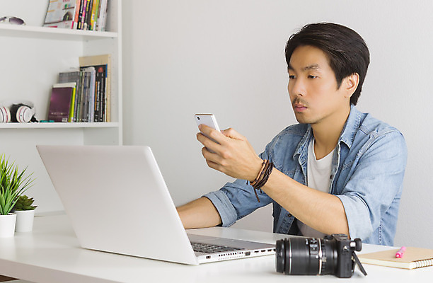 포토 JPG 해외이미지 백인 직업 남자 인터넷 비즈니스 사업가 통신 노동자 직장 한국 한명 사람 동양인 성인 노트북 스마트폰 컴퓨터 사무실 카메라 일본 공책 중국 업무 작업 직장인 비즈니스맨 메시지 디지털카메라 종업원 사진사 온라인 프리랜서 해외202008 해외포토 서양인 1 아시아 회사 문구용품 인종 전자제품 핸드폰 스마트기기 작가 파일형식