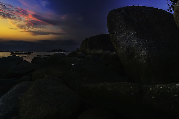 포토 JPG 해외이미지 구름 실루엣 아시아 바다 섬 여행 자연 하늘 휴가 풍경 사람없음 야외 목재 가로 물 여름 파란색 태양 검은색 어둠 일몰 바위 시골 보트 인도네시아 해외202008 해외포토 자연요소 나무 계절 나라 컬러 배_교통 재료 촬영기법 노을 돌_바위 생태계 파일형식