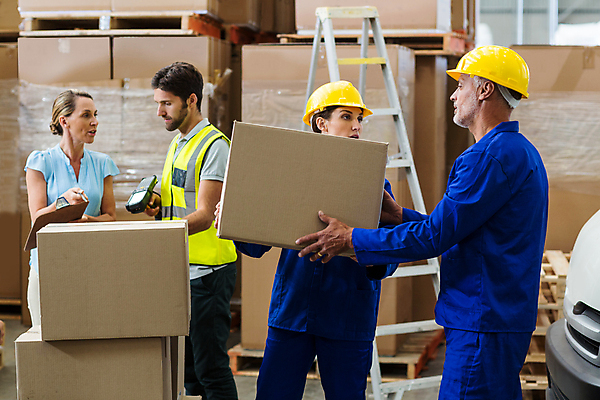 포토 JPG 해외이미지 여자 남자 40대 중년 50대 실내 서기 들기 여러명 상반신 20대 성인 30대 상자 쌓기 잡기 물류창고 해외202008 해외포토 다수 모션 사람 청년 내부 장년 창고 파일형식