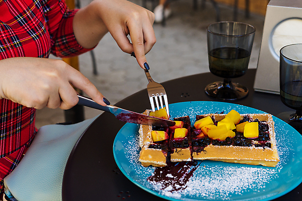 포토 JPG 해외이미지 식기 접시 여자 포크 과일 디저트 한명 들기 앉기 상반신 성인 옆모습 나이프 칼 자르기 와플 성인여자한명만 해외202008 해외포토 1 음식 뷰포인트 모션 사람 여자한명만 성인여자만 파일형식