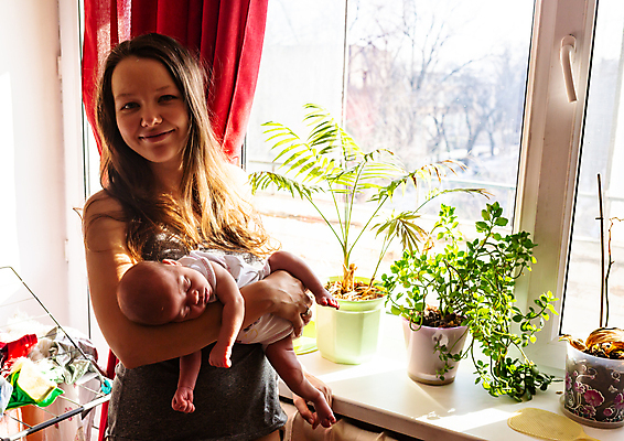 포토 JPG 해외이미지 라이프스타일 여자 딸 행복 어린이 창문 가족 놀이 엄마 주택 함께함 실내 건강 사랑 사람 내부 두명 침묵 기쁨 방 아기 신생아 잡기 걸음마 돌봄 어머니의날 해외202008 해외포토 기념일 감정 컨셉 관계 모션 건물 생활 소리 미국문화 파일형식