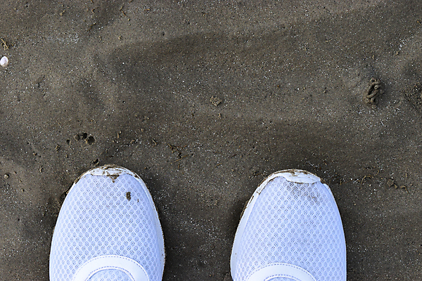 포토 JPG 해외이미지 모래 바다 신발 휴가 사람없음 물 달리기 걷기 산책 하이킹 흰색 정상 양발 해외202008 해외포토 자연요소 컬러 모션 레저 휴식 파일형식