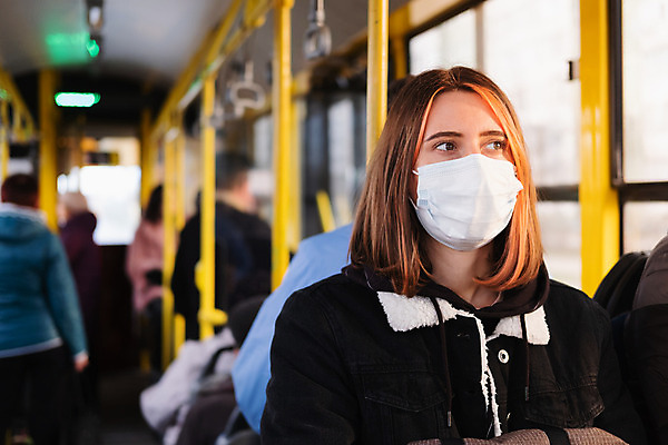 포토 JPG 해외이미지 여자 여행 청소년 버스 건강 가면 한명 안전 사람 펼침 고통 기차 추위 비행 도시 환경오염 호흡기관 바이러스 보호 질병 위험 예방 공포 튜브 지하 전염병 통근 해외202008 해외포토 1 감정 육상교통 컨셉 의학 모션 대중교통 장기_의학 출근 파일형식