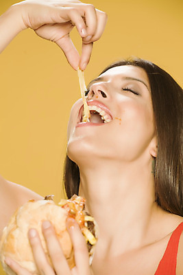 포토 JPG 해외이미지 백인 여자 얼굴 음식 빵 다이어트 감자 샌드위치 한명 사람 성인 식사 분노 햄버거 잡기 먹기 배고픔 속도 토막 점심식사 폭식 고립 노란배경 해로움 해외202008 해외포토 서양인 1 감정 백그라운드 컨셉 채소 모션 패스트푸드 건강 신체부위 노란색 파일형식