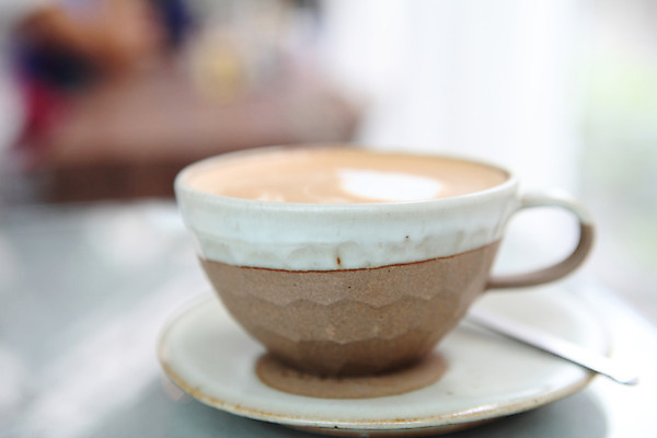 포토 JPG 해외이미지 실내 사람없음 아웃포커스 커피잔 컵받침 카푸치노 해외202008 해외포토 커피 잔 촬영기법 내부 받침대 파일형식