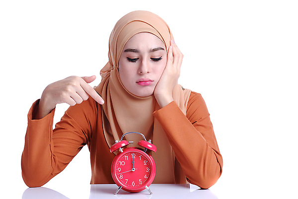 포토 JPG 해외이미지 라이프스타일 손 응시 감정 시계 비즈니스 청소년 실내 말하기 한명 서기 사람 성인 가로 침묵 놀람 자명종 덮개 긴급 표현 잡기 시간 무서움 이슬람교 비밀 자르기 공포 충격 히스패닉 심각 아랍어 혼자 해외202008 해외포토 1 시선 종교 컨셉 모션 표정 내부 생활 신체부위 소리 알람 뚜껑 파일형식