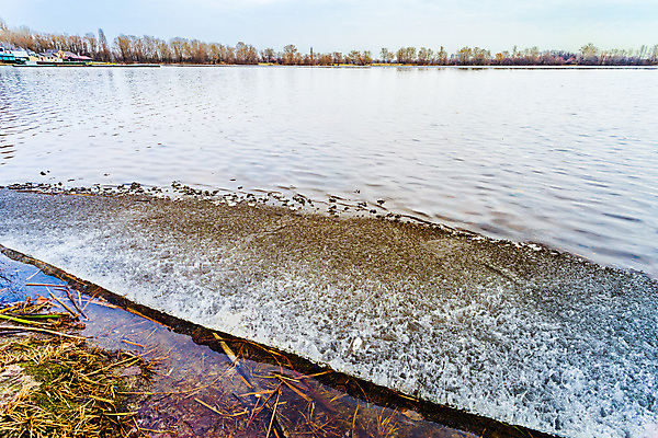포토 JPG 해외이미지 나무 구름 계절 유럽 호수 겨울 자연 하늘 날씨 풍경 사람없음 야외 물 파란색 강 환경 냉동 얼음 침묵 추위 흰색 시원함 서리 장면 온도 내추럴 우크라이나 눈내림 수평선 해외202008 해외포토 자연요소 식물 나라 컬러 눈_날씨 소리 생태계 파일형식