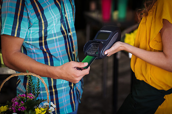 포토 JPG 해외이미지 백인 여자 남자 꽃 실내 서기 20대 성인 두명 옆모습 30대 꽃집 고객 결제 성인만 해외202008 해외포토 서양인 식물 뷰포인트 모션 사람 청년 내부 장년 상점 파일형식