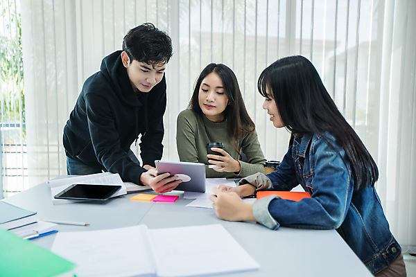 포토 JPG 해외이미지 학생 라이프스타일 여자 교육 남자 행복 아시아 커피 비즈니스 교실 학교 아이디어 함께함 웃음 사람 앉기 동양인 인종 성인 10대 책 세명 친구 노트북 학습 스터디 컴퓨터 사무실 독서 알약 헤드폰 우정 듣기 업무 그룹 도서관 대학교 브레인스토밍 해외202008 해외포토 감정 나라 음료 음향기기 컨셉 관계 모션 청소년 표정 생활 전자제품 약 작업 파일형식
