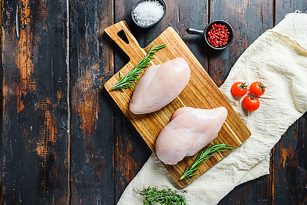 포토 JPG 해외이미지 그릇 토마토 도마 생고기 사람없음 소금 로즈메리 닭가슴살 통후추 나무배경 해외202008 해외포토 식기 백그라운드 채소 주방용품 육류 닭고기 허브 후추 파일형식