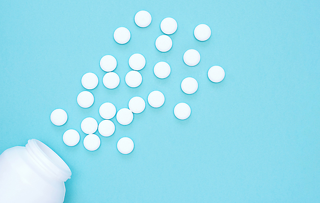 포토 JPG 해외이미지 과학 건강 병원 사람없음 치료 가로 알약 약 건강관리 고통 흰색 긴급 위생 약초 질병 컨테이너 약국 두통 처방 패키지 테라피 중독 조제 보충 돌봄 치료제 화학물질 많음 카피스페이스 해외202008 흩어짐 해외포토 감정 산업 컬러 컨셉 의학 모션 관리 뷰티 공백 풀_식물 화학 만들기 파일형식