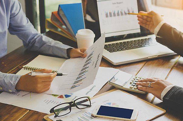 포토 JPG 해외이미지 직업 생각 인터넷 비즈니스 통신 통계 탁자 회의 모바일 협력 아이디어 대화 사람없음 컴퓨터 글로벌 사무실 디지털 공책 작업 비즈니스맨 비즈니스우먼 네트워크 그룹 계획 토론 디자이너 분석 오브젝트 회계 거짓 다락방 마케팅 세미나 프로젝트 브레인스토밍 해외202008 해외포토 여자 남자 가구 컨셉 문구용품 말하기 경제 전자제품 직장인 파일형식