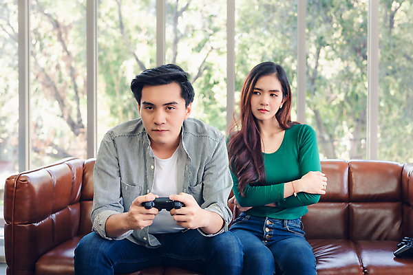 포토 JPG 해외이미지 라이프스타일 커플 응시 여자 남자 행복 감정 컨셉 2 창문 가족 관계 놀이 남편 스트레스 주택 함께함 실내 사랑 사람 앉기 성인 두명 소파 방 슬픔 분노 짜증 아내 충돌 문제 리빙 이혼 해외202008 해외포토 시선 의자 모션 내부 건물 생활 파일형식