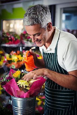 포토 JPG 해외이미지 백인 남자 꽃 실내 한명 서기 성인 옆모습 30대 앞치마 물뿌리개 붓기 꽃집 성인남자한명만 해외202008 해외포토 서양인 식물 1 뷰포인트 모션 사람 내부 장년 상점 남자한명만 성인남자만 파일형식