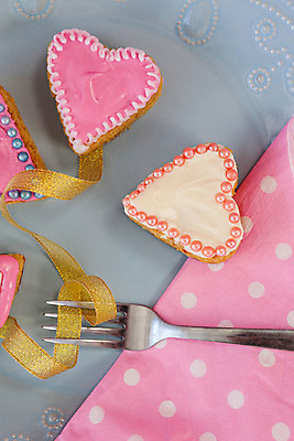 포토 JPG 해외이미지 리본 분홍색 포크 근접촬영 사람없음 쿠키 하트 달콤 핸드메이드 해외202008 해외포토 모양 식기 뷰포인트 컬러 디저트 맛 파일형식