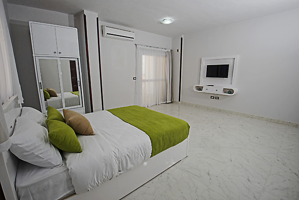 포토 JPG 해외이미지 디자인 벽 가구 건축양식 창문 베개 탁자 선반 아파트 주택 실내 사람없음 내부 목재 장식 초록색 텔레비전 침실 이불 방 흰색 침대 커튼 고급 매트리스 해외202008 해외포토 나무 건축 컬러 생활용품 컨셉 재료 침구 건물 전자제품 파일형식