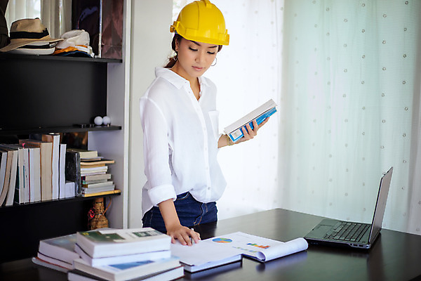 포토 JPG 해외이미지 직업 라이프스타일 디자인 여자 종이 인터넷 비즈니스 건축양식 사업가 탁자 성공 주택 실내 한명 사람 동양인 성인 건물 가로 노트북 컴퓨터 사무실 우주 공책 장비 업무 비즈니스우먼 계산 엔지니어 건축가 책상 문서 청사진 회계 프리랜서 해외202008 해외포토 1 건축물 건축 가구 컨셉 문구용품 인종 내부 생활 경제 전자제품 작업 직장인 기술자 파일형식