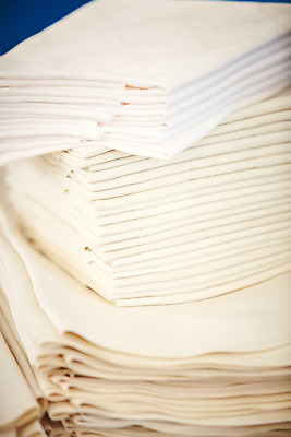 포토 JPG 해외이미지 산업 백그라운드 호텔 건조 사람없음 빨간색 쌓기 이불 식탁보 흰색 침대 직물 면 그룹 빨래 질감 시트 흙더미 접기 많음 해외202008 해외포토 컬러 가구 컨셉 가사 침구 모션 숙소 흙 파일형식 더미