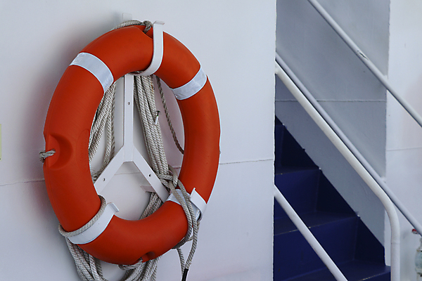 포토 JPG 해외이미지 밧줄 바다 여행 백그라운드 오렌지 휴가 항해 안전 사람없음 빨간색 물 파란색 강 수영 장비 벨트 흰색 긴급 반지 바퀴 원형 보트 구출 보호 위험 크루즈 보안 sos 구명용품 헬프 생존 해외202008 해외포토 자연요소 도형 잡화 줄 컬러 컨셉 배_교통 과일 장신구 수상스포츠 도움 안전장비 구조요청 파일형식