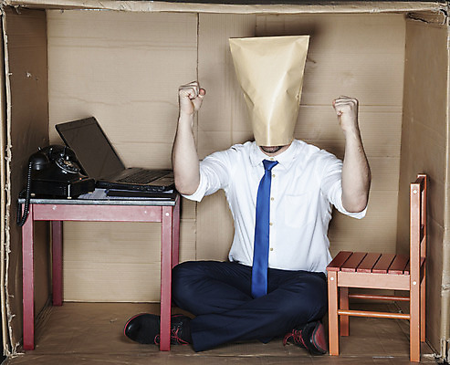 포토 JPG 해외이미지 전신 백인 남자 의자 탁자 한명 성인 앞모습 노트북 상자 사무실 업무 비즈니스맨 전화기 가부좌 갇힘 답답함 성인남자한명만 해외202008 해외포토 서양인 1 뷰포인트 가구 비즈니스 모션 사람 앉기 전자제품 작업 직장인 감각 남자한명만 성인남자만 파일형식