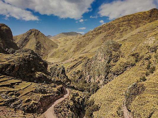 포토 JPG 해외이미지 외관 도로 길 여행 자연 하늘 산 안테나 풍경 사람없음 야외 여름 갈색 노란색 환경 미국 놀람 시골 황무지 남아메리카 땅 고도 언덕 먼지 장면 멀리 남쪽 내추럴 드론 페루 수평선 해외202008 해외포토 계절 감정 컬러 북아메리카 통신 교통시설 표정 아메리카 방향 생태계 파일형식