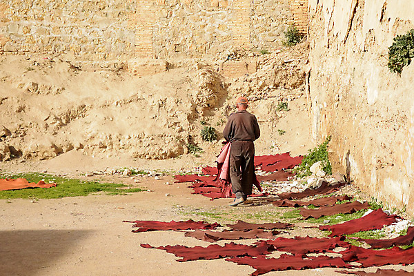 포토 JPG 해외이미지 전통 산업 문화 여행 아프리카 휴가 건조 한명 사람 사람없음 컬러풀 여행객 세계문화유산 역사 가죽 공예 피부 모로코 강렬 구시가지 솜씨 옛날 핸드메이드 카피스페이스 해외202008 해외포토 1 나라 컬러 취미 신체부위 공백 문화재 파일형식