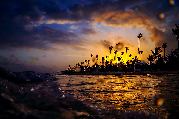 포토 JPG 해외이미지 나무 구름 실루엣 모래 바다 섬 여행 백그라운드 자연 하늘 아침 휴가 휴식 파노라마 손바닥 사람 풍경 사람없음 야외 물 여름 파란색 햇빛 태양 걷기 일출 맑음 일몰 휴양지 내추럴 도미니카공화국 이국적 파라다이스 수평선 해외202008 해외포토 주간 자연요소 식물 손 계절 컬러 컨셉 모션 날씨 촬영기법 노을 장소 남아메리카 생태계 파일형식