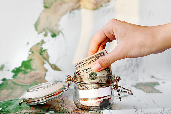 포토 JPG 해외이미지 손 여행 컨셉 지도 지폐 돈 유리 휴가 설계 손바닥 사람 사람없음 세계 달러 동전 쪽지 저축 항아리 캔 수집 심볼 준비 통조림 예산 원정 카피스페이스 해외202008 해외포토 재질 신체부위 금융 공백 도자기 재산 파일형식