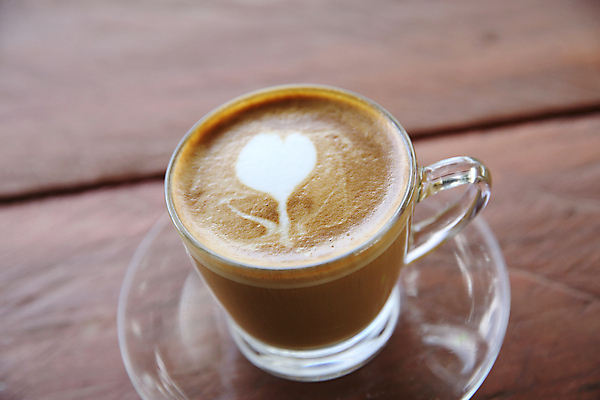 포토 JPG 해외이미지 잔 실내 사람없음 아웃포커스 컵받침 나무바닥 카푸치노 해외202008 해외포토 식기 커피 바닥 촬영기법 내부 받침대 파일형식