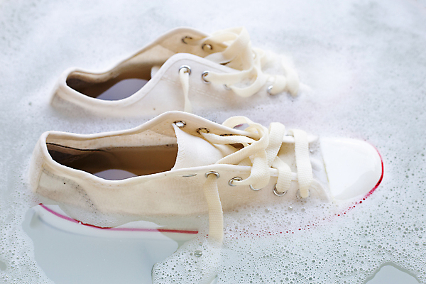 포토 JPG 해외이미지 운동화 사람없음 빨래 비누거품 해외202008 해외포토 신발 가사 거품 파일형식