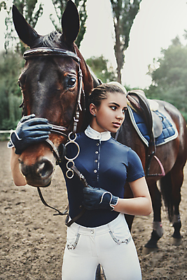 포토 JPG 해외이미지 동물 라이프스타일 여자 행복 감정 스포츠 밭 통신 자연 휴가 건강 사랑 한명 취미 야외 여름 농장 일출 맑음 일몰 목장 우정 기쁨 즐거움 긍정 조심 주인 몸단장 라이더 서쪽 해외202008 해외포토 1 계절 컨셉 농업 날씨 사람 생활 친구 노을 방향 생태계 파일형식