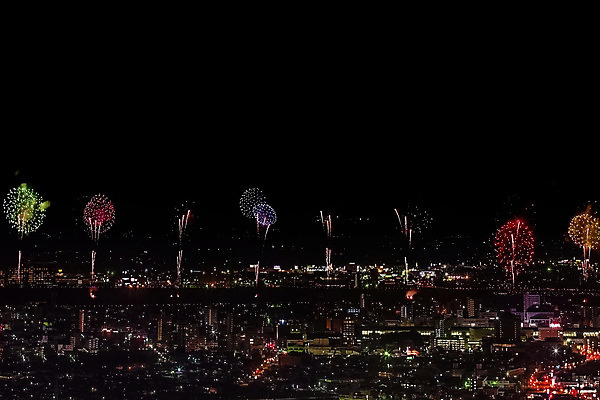 포토 JPG 해외이미지 기념일 행복 백그라운드 크리스마스 하늘 불 추상 휴가 불꽃 새로움 기념 발렌타인데이 미술 사람 이벤트 사람없음 빛 컬러풀 파티 축제 어둠 낭만 로켓 흰색 하트 축하 4 황금 닫기 야간 저녁 폭발 연도 경례 마법 독립 웅장함 해외202008 해외포토 자연요소 모양 감정 컬러 컨셉 무늬 모션 데이이벤트 문화예술 숫자 인사 파일형식