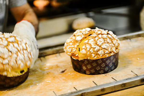 포토 JPG 해외이미지 전통 계절 문화 음식 빵 크리스마스 겨울 휴가 디저트 요리 사람없음 장식 케이크 주방 축제 어둠 이탈리아 빵집 껍질 흰색 축하 신선 이탈리아음식 오븐 달콤 맛 12월 가루 굽기 반죽 건포도 밀라노 페스츄리 맛있는 해외202008 해외포토 기념일 유럽 컬러 컨셉 포도 서양음식 상점 가전제품 날짜 구이 건과일 파일형식