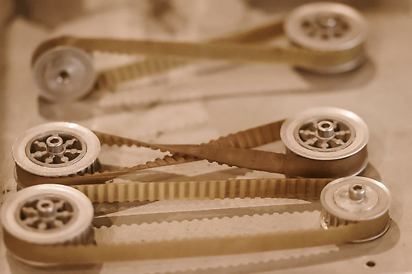 포토 JPG 해외이미지 디자인 산업 부분 공 모션 새로움 사람없음 빛 세트 문 금속 기계 블록 장비 운전 과학기술 수확 벨트 공구 업무 바퀴 원형 은색 철 톱니바퀴 롤 전염 롤러 정비공 기어 공학 얼레 도르래 엘리먼트 자동 차고 철강 하드웨어 해외202008 해외포토 도형 잡화 교육 컬러 컨셉 농업 재질 기술 컴퓨터 도구 작업 기술자 질병 감염 파일형식