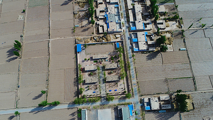 포토 JPG 해외이미지 나무 도로 여행 농업 건축양식 학교 자연 하늘 거리 건조 안테나 풍경 사람없음 야외 건물 초록색 농장 농경지 갈색 마을 환경 정원 중국 회색 시골 도시 정상 가난 먼지 진흙 내추럴 개발 드론 땅바닥 옛날 해외202008 해외포토 식물 건축물 교육 건축 산업 아시아 길 컬러 컨셉 통신 교통시설 바닥 생태계 파일형식