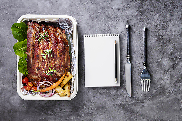 포토 JPG 해외이미지 접시 음식 토마토 채소 감자 육류 돼지고기 스테이크 요리 사람없음 목재 빨간색 초록색 식당 식사 저녁식사 어둠 소고기 튀김 시골 신선 뜨거움 그릴 바비큐 자르기 굽기 허브 향신료 매움 후추 로즈메리 갈비뼈 훈제 점심식사 맛있는 해외202008 해외포토 나무 식물 식기 컬러 식재료 재료 모션 주방용품 뼈 서양음식 상점 맛 구이 향미료 파일형식