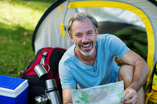 포토 JPG 해외이미지 주간 백인 남자 행복 지도 배낭 휴식 텐트 한명 들기 앉기 성인 야외 앞모습 캠핑 성인남자한명만 해외202008 해외포토 자연요소 서양인 1 감정 뷰포인트 컨셉 가방 모션 레저 캠핑도구 사람 남자한명만 성인남자만 파일형식