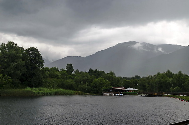 포토 JPG 해외이미지 나무 구름 공원 호수 파도 백그라운드 곡선 자연 날씨 산 파노라마 풍경 사람없음 야외 목재 초록색 물 울타리 환경 젖음 보트 모서리 떨어짐 숲 타운 내추럴 불가리아 인공 해외202008 해외포토 자연요소 식물 공공시설 선 바다 컬러 컨셉 배_교통 재료 촬영기법 담장 도시 생태계 파일형식 남유럽