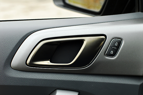 포토 JPG 해외이미지 디자인 창문 교통시설 자동차 출입구 실내 손잡이 경고 안전 사람없음 내부 옆모습 문 펼침 운전 잡기 판넬 오픈 가죽 피부 묘사 오브젝트 잠금 보안 리프트 부드러움 팔 스위치 자동 해외202008 해외포토 육상교통 뷰포인트 교통 모션 신체부위 감각 시설 파일형식