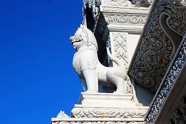 포토 JPG 해외이미지 전통 아시아 종교 문화 여행 불교 건축양식 하늘 미술 동양인 성인 사람없음 야외 건물 조각상 여행객 평화 믿음 탑 화목 고요 기도 사찰 센터 역사 황금 공예 캄보디아 신성 천연기념물 사리탑 순례 숭배 옛날 해외202008 해외포토 건축물 건축 감정 나라 컨셉 종교건축 문화예술 사람 인종 취미 조형물 파일형식